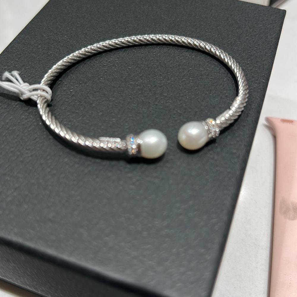 Sterling, silver and pearl bracelet with Crystal diamonds. Beautiful. - Picture 3 of 12